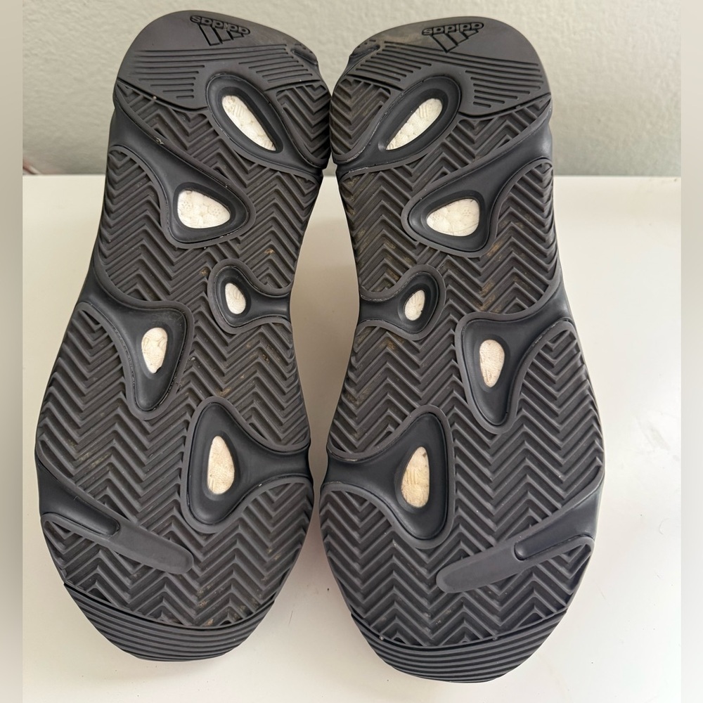 Adidas Yeezy Boost 700 MNVN
Yeezy Wave Runner Sneakers in Gold and Black - Picture 8 of 10
